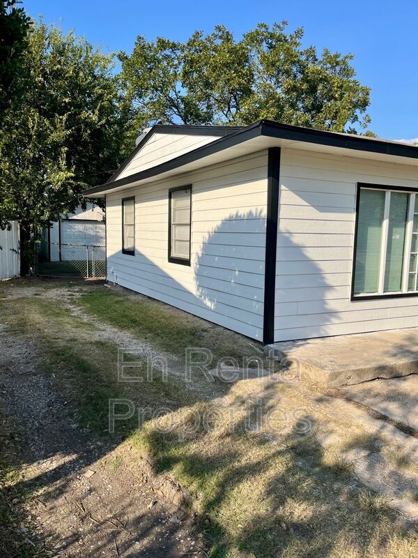 Building Photo - 826 Highland Dr