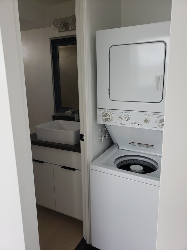 Building Photo - Beautifully Renovated 2 bedroom Penthouse ...