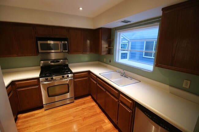 Building Photo - Refurbished Cape Cod Townhome – 2 Master B...