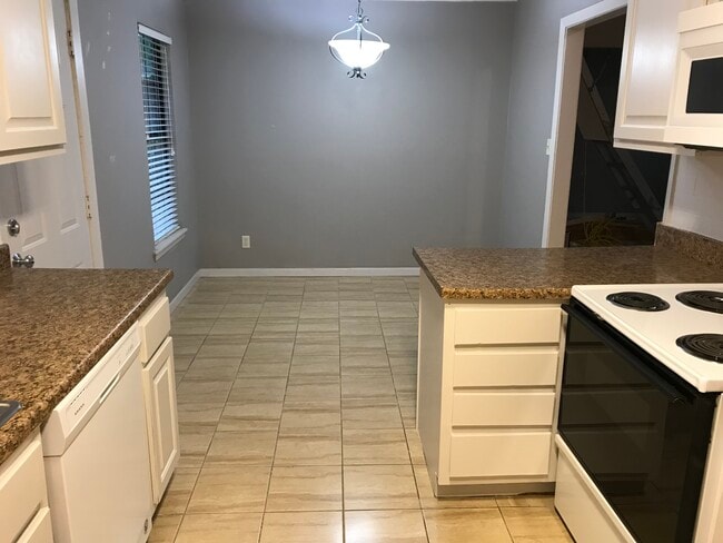 Building Photo - 906 Old Angleton Rd