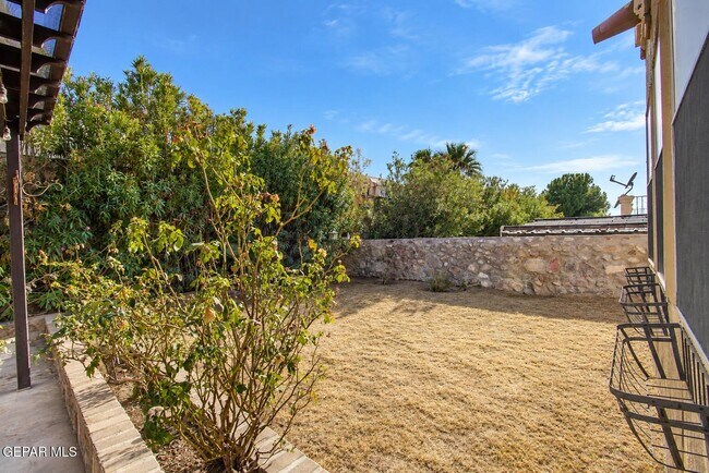 Building Photo - 6520 Grand Ridge Dr