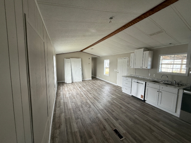 Building Photo - 80 Redwood Ln