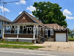 Building Photo - 2 Bedrooms / 1 Bathroom House