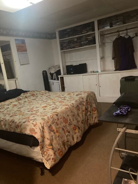 Bdrm fits MAX full size bed - 764 Lenore Ln