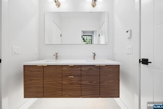 Building Photo - 242 Hardenburgh Ave