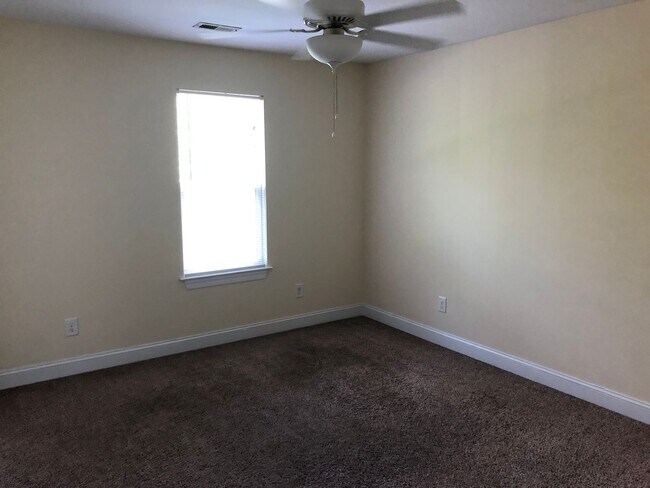 Building Photo - 3 Bed 2 Bath Single Family Home - Students Welcome!