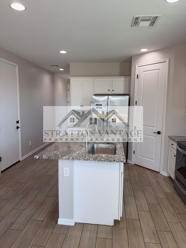 Building Photo - 36005 W San Clemente Ave