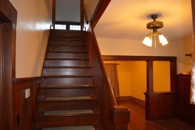 Building Photo - Beautiful, spacious Craftsman, Owner pays Yard Care, Laundry on site