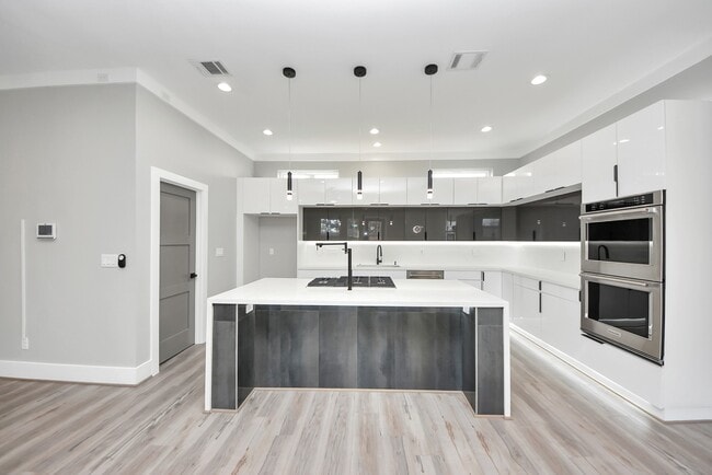 Building Photo - 604 W 28th St