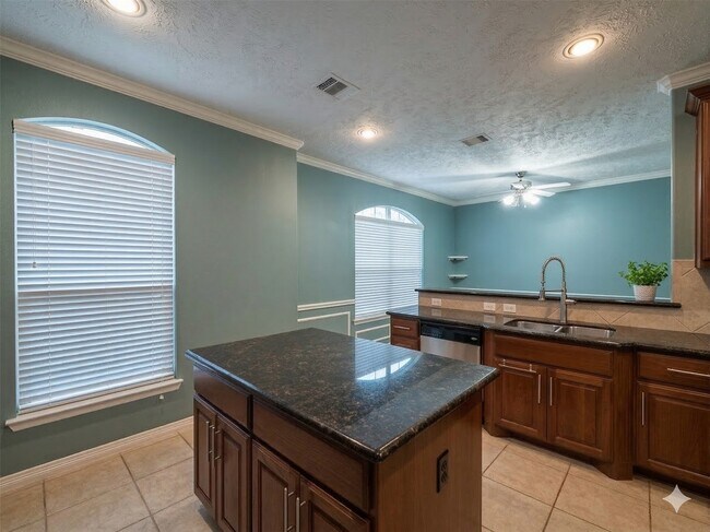 Building Photo - 3410 Skyline Village Dr