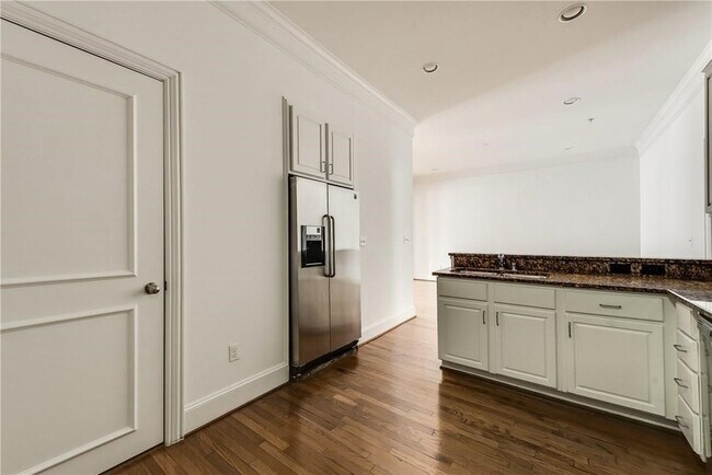 Building Photo - 2885 Woodside St