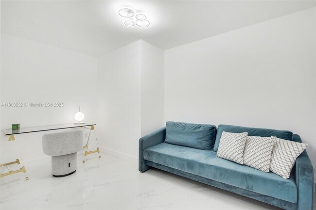 Building Photo - 700 NE 24th St