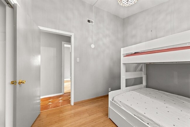 Building Photo - 28 W Inwood Forest Dr