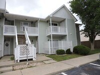 Building Photo - Convenient to shopping & interstate!