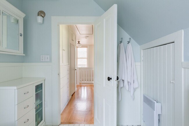 Building Photo - Madrona Home