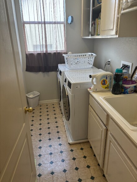 Building Photo - 4760 Sandalwood Way