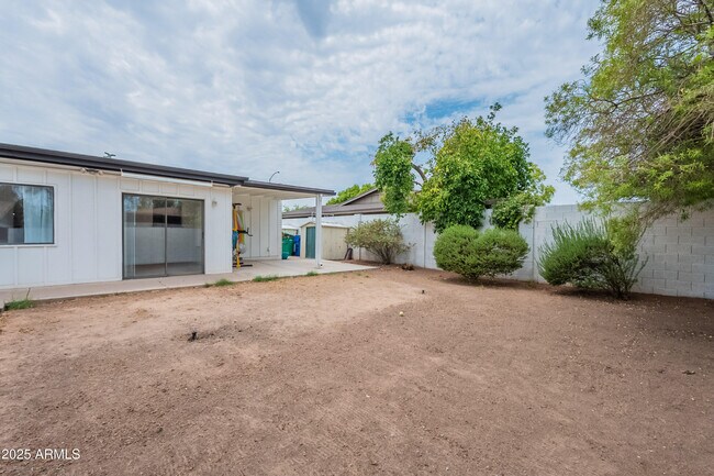 Building Photo - 1858 W Navarro Ave
