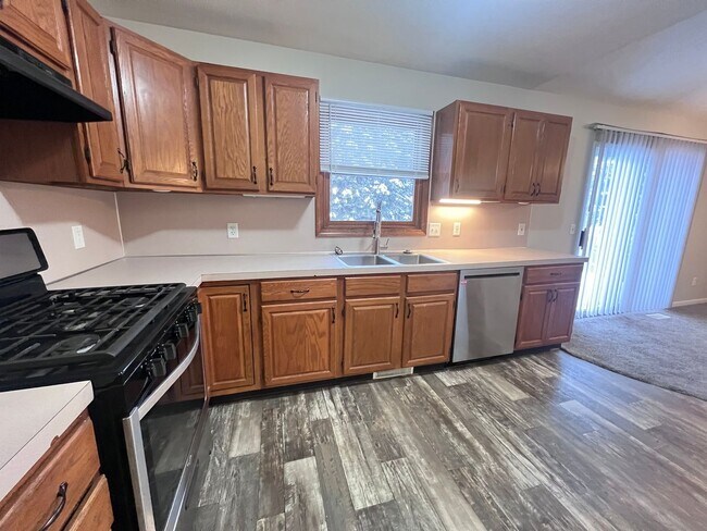 Building Photo - Rockford Schools! 3 Bedroom Duplex