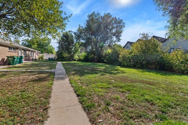 Building Photo - Charming 2-Bedroom unit with Modern Updates