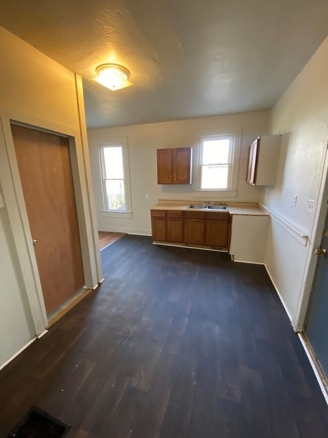 Building Photo - 812 Huestis Ave