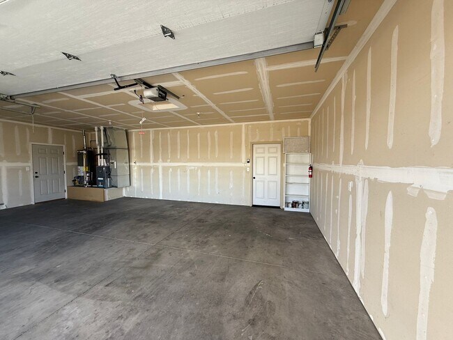 Building Photo - Beautiful 4 bedroom, 2 bath, 3 car garage ...