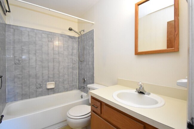 Building Photo - Spacious 2 Bed, 2.5 Bath Townhouse in Sout...