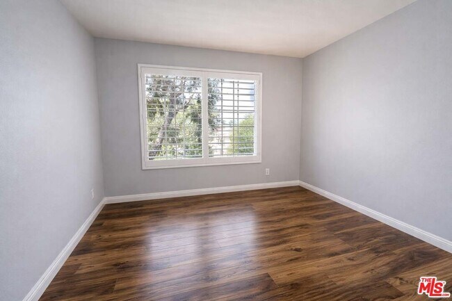 Building Photo - 1055 S Dewcrest Dr