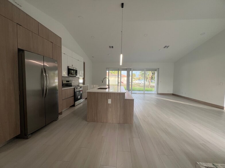 Building Photo - 1470 Henning St