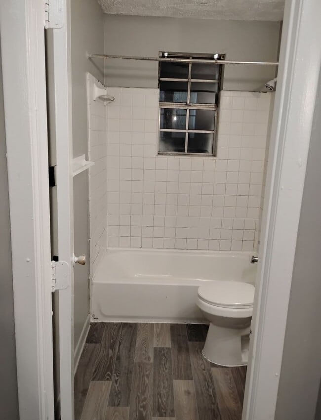 Building Photo - Beautifully Renovated 2BR/1BA Unit Now Leasing