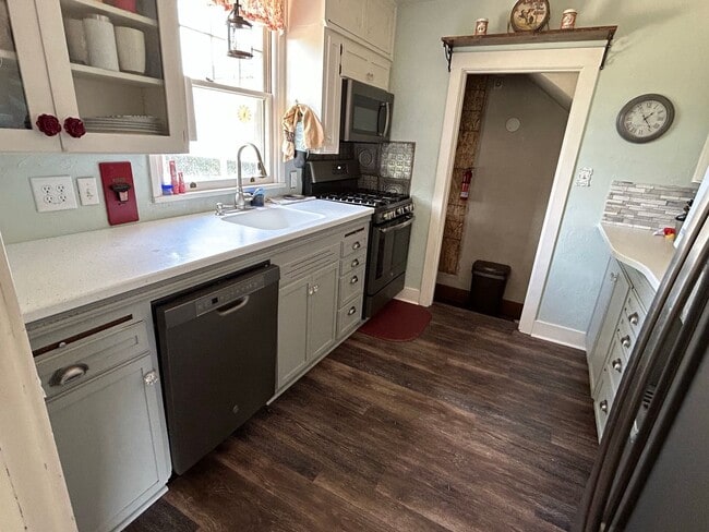 Building Photo - Fully furnished 3 bed 2 bath in Hamilton