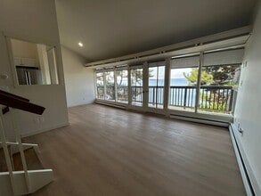 Building Photo - 2 Bedrooms on the Beach, W/D in Unit, Incr...