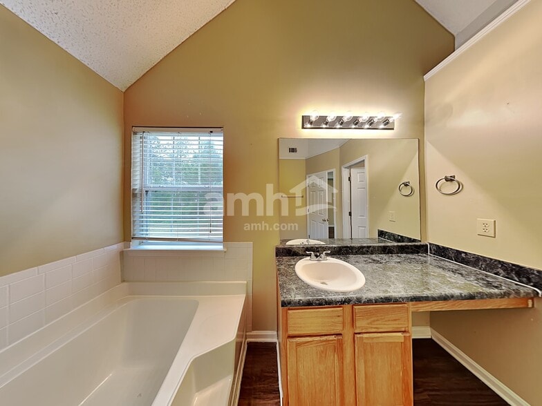 Building Photo - 1642 Village Place Cir NE