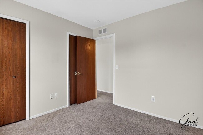 Building Photo - $1395 2 bedroom town house