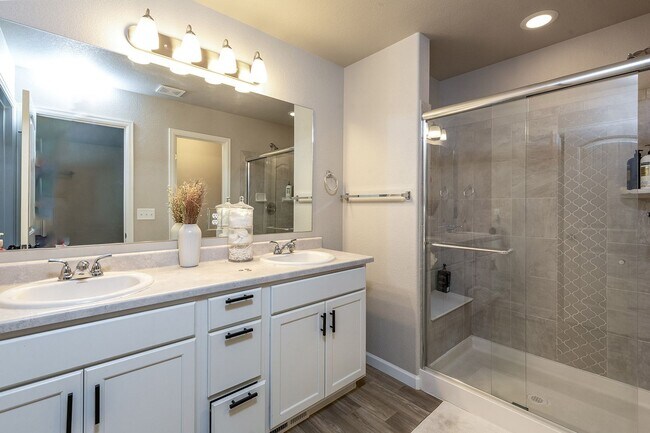 Building Photo - Townhouse Unit for Rent