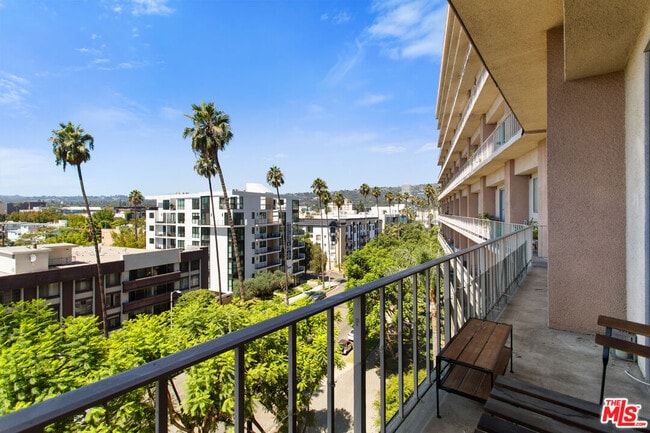 Building Photo - 100 S Doheny Dr