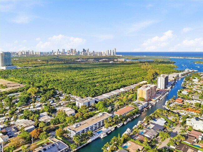 Building Photo - 2370 NE 135th St