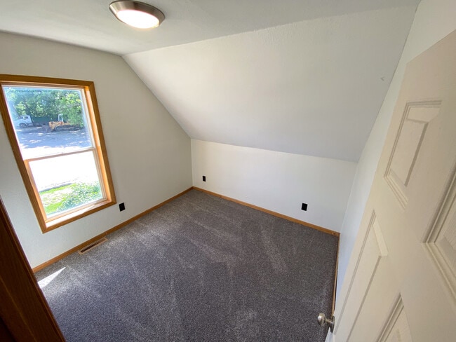 Building Photo - 1020M