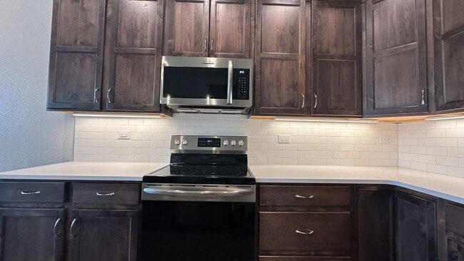 Building Photo - Great Townhouse in Windsor