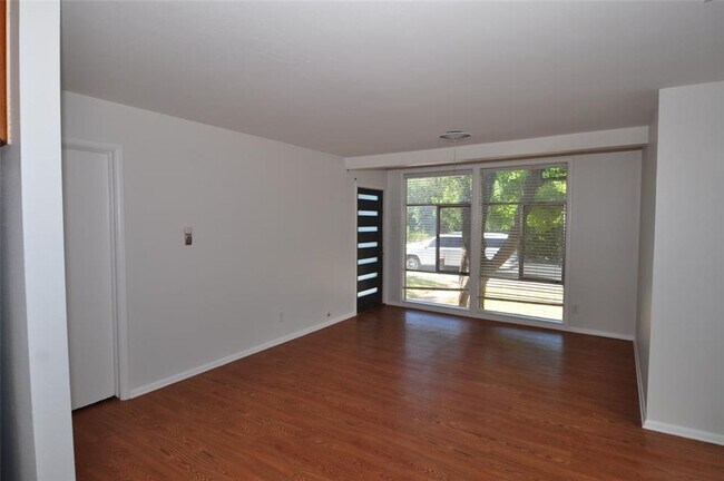 Building Photo - All appliances included! Great Location!