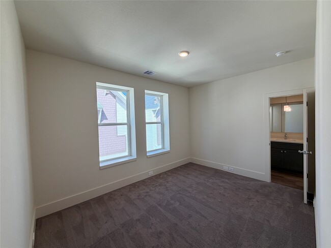 Building Photo - 879 Rachel St