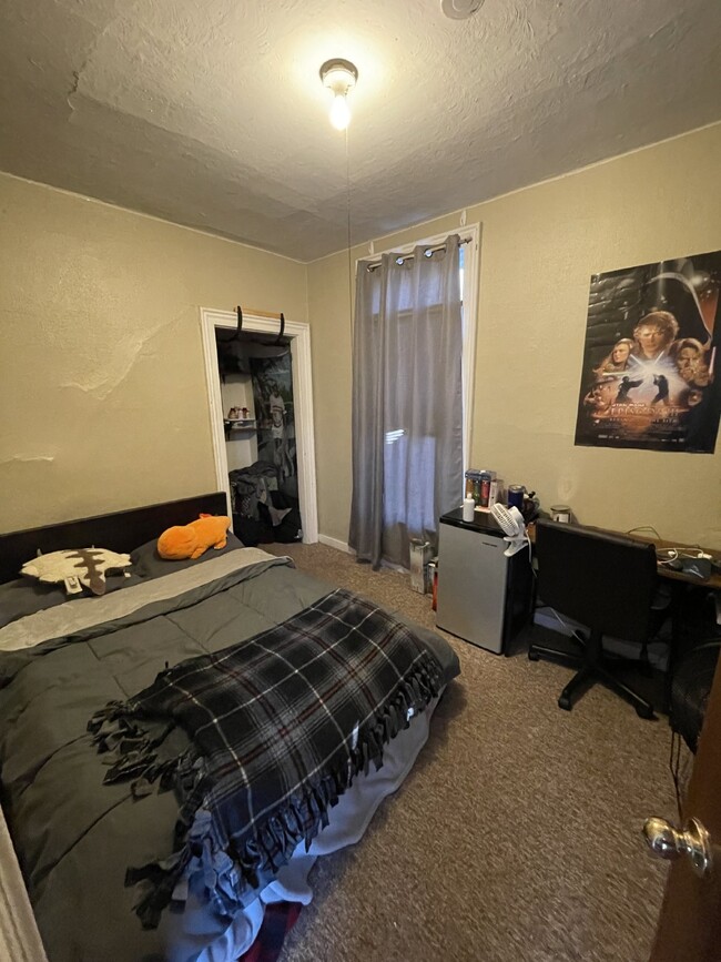 Building Photo - FREE OF SECURITY DEPOSITS 3 Bed 1 Bath clo...