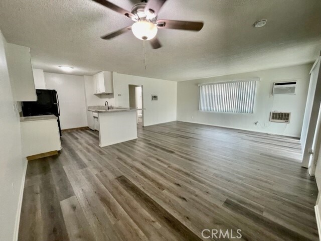 Building Photo - 685 E Vista Chino