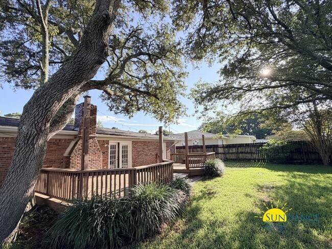 Building Photo - 723 Clark Dr