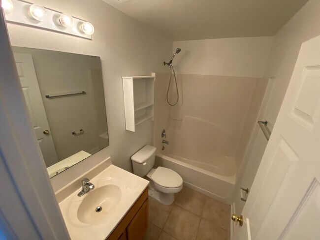 Building Photo - Beautiful 4 Bedroom, 3.5 Bath, 2 Car Garag...