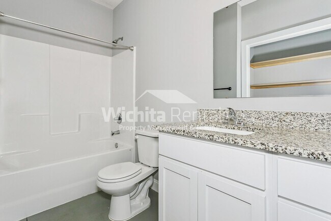 Building Photo - 1006-1006 W 55th St S