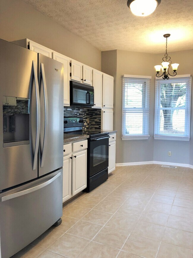 Building Photo - STYLISHLY UPDATED 3 BEDROOM CONDO IN LENNO...