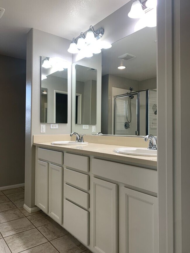 Building Photo - 3 Bedroom Condo for Rent in Murrieta