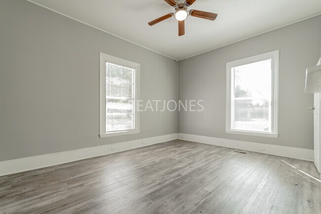 Building Photo - 218 N Lee St