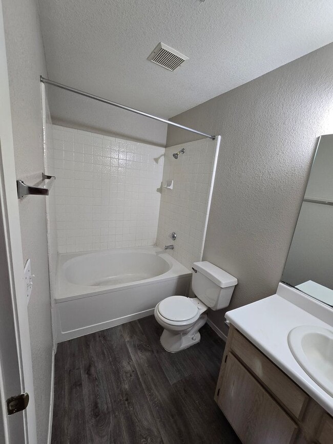 Building Photo - ***GREAT 1 BEDROOM/ 1 BATH CONDO ON SECOND...