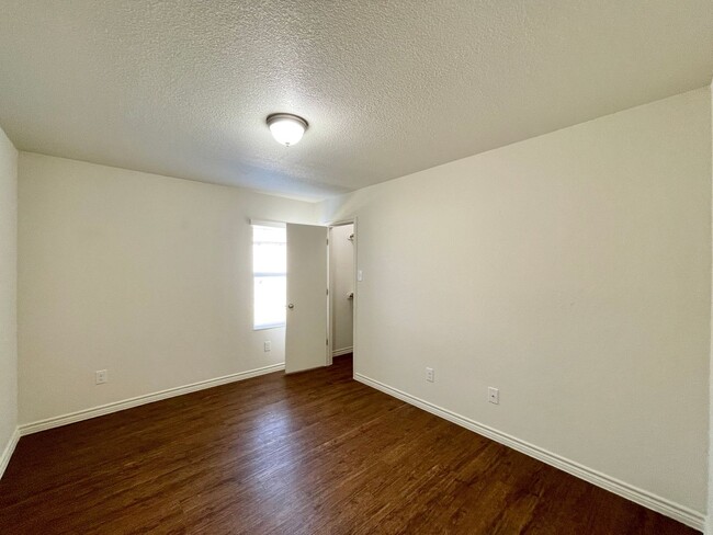 Building Photo - 1529 Justin Lp